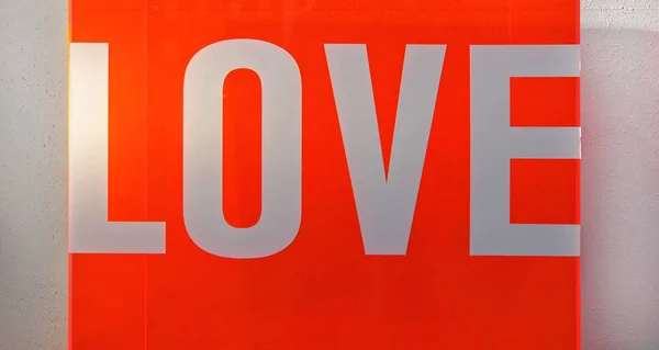 Grote Liefdesbrieven Bij Fluorescerend Oranje Plastic — Stockfoto