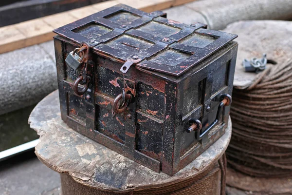 ロックと中世のスタイル古い強力なブラック ボックス — ストック写真