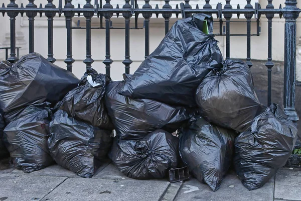 Haufen Müll Großen Schwarzen Säcken Der Straße — Stockfoto