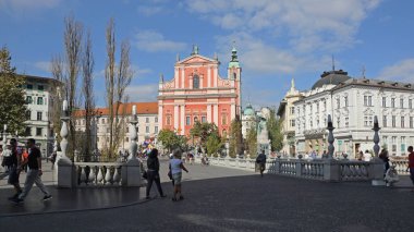 Ljubljana, Slovenya - 12 Ekim 2014: Üçlü köprü bitti Ljubljanica nehirde şehre Ljubljana, Slovenya.