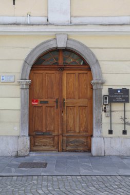 Ljubljana, Slovenya - 12 Ekim 2014: Hükümet Ljubljana, Slovenya Cumhuriyeti binasının girişine.