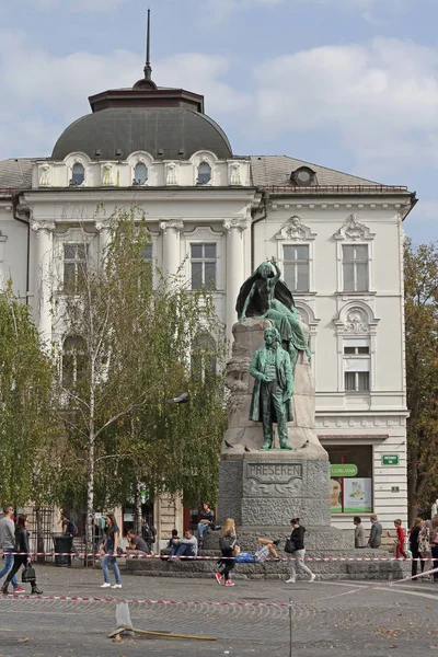 Ljubljana Szlovénia Október 2014 Emberek Gyaloglás Híres Költő France Preseren — Stock Fotó