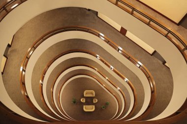 Otel lobisinde üstten görünüm soyut eğrileri kat