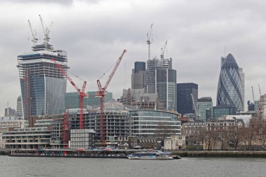 London, Büyük Britanya - 25 Ocak 2013: büyük gökdelen yapı inşaat alanında Thames Nehri'nin Londra, İngiltere'de şehir manzaralı.