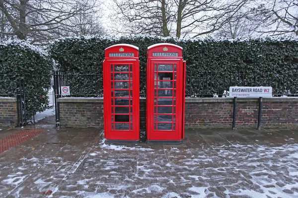 英国伦敦 2013年1月18日 两个红色电话亭在伦敦贝斯沃特路雪冬 — 图库照片