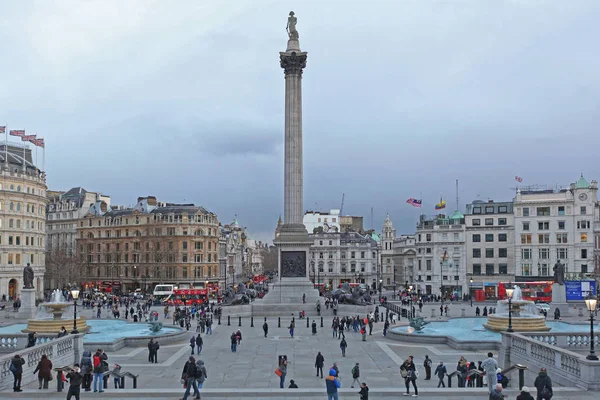 Londres Reino Unido Enero 2013 Muchos Turistas Trafalgar Square Winter — Foto de Stock