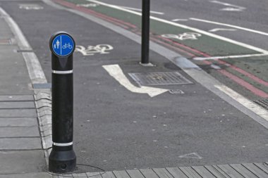Bisiklet Lane ve bisiklet yolu Londra'da geçiş