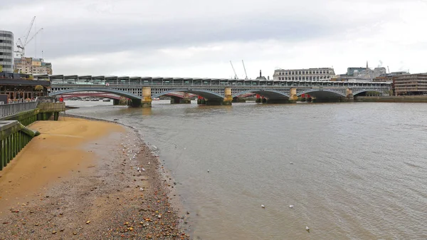 Blackfriars Bridge Med Tåg Station Över Low Tide Themsen London — Stockfoto