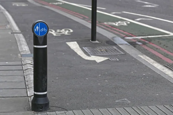 一条自行车道 自行车穿越路径在伦敦 — 图库照片