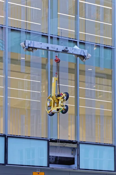 玻璃建筑真空窗吊装设备 — 图库照片