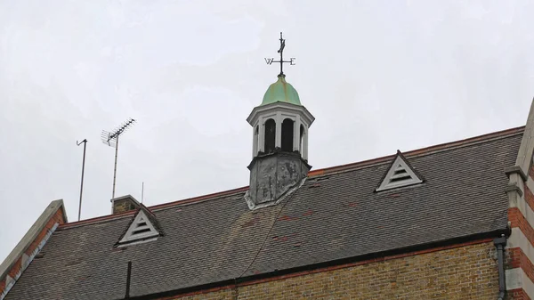 イギリスの家の上部に天候ベーン — ストック写真