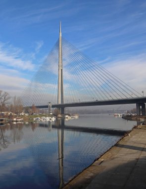 Pilon, Belgrad'daki yeni Ada Köprüsü üzerinde nehir Sava