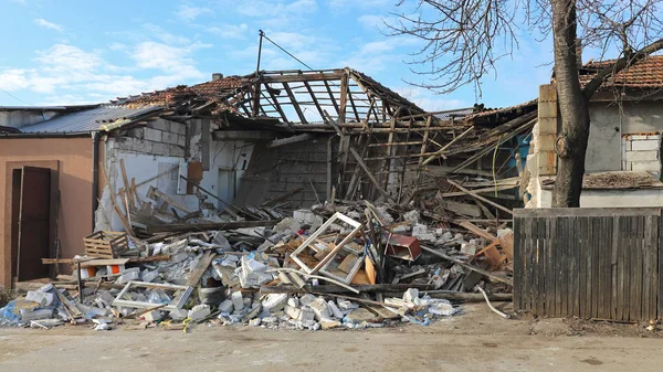 折りたたまれた つの物語の家地震災害 — ストック写真