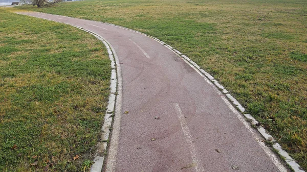 公園の自転車パス左カーブの曲がり — ストック写真