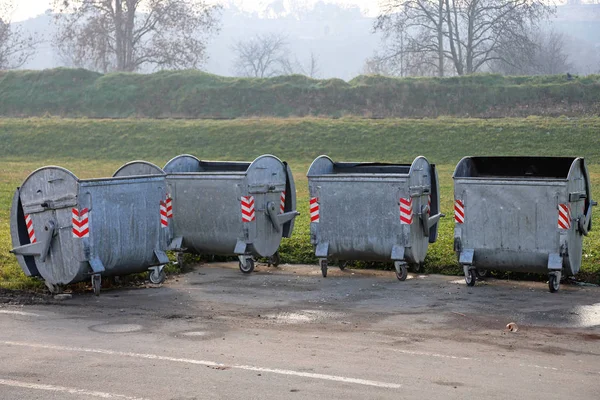 Τέσσερα Μεγάλα Μεταλλικά Δοχεία Για Απόβλητα Κοινόχρηστη Σκουπίδια — Φωτογραφία Αρχείου