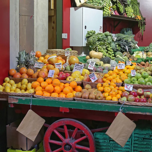 Frutta Verdura Nel Carrello Mercato Agricolo — Foto Stock