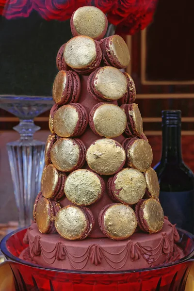 Gouden Toren Gemaakt Van Franse Macaroon Cookies Geïsoleerd — Stockfoto