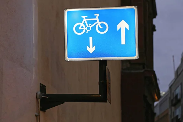 Φωτιζόμενο Μπλε Σημάδι Για Ποδηλατόδρομο Κυκλοφορίας — Φωτογραφία Αρχείου