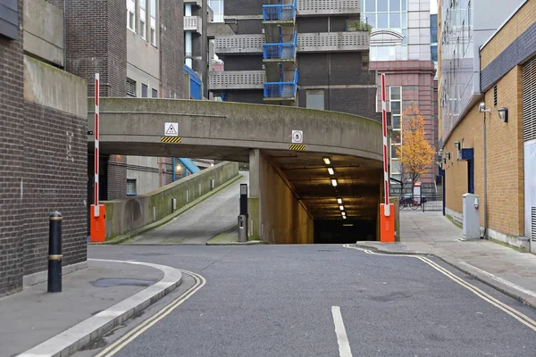 Rampa Entrada Estacionamiento Subterráneo Ciudad —  Fotos de Stock