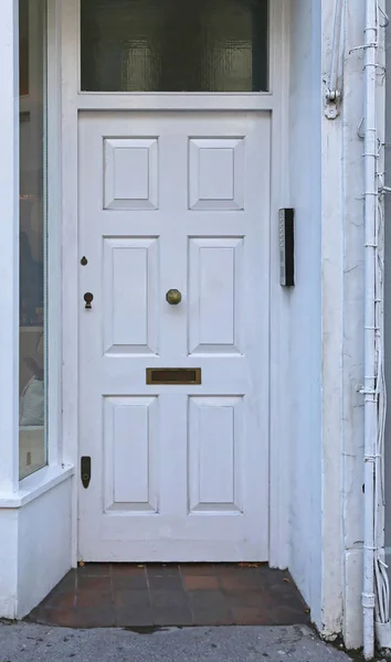 Stare Drewniane Białe Drzwi Mail Slot Londynie — Zdjęcie stockowe
