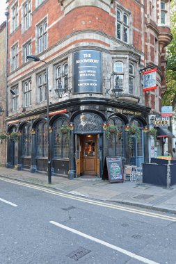London, Büyük Britanya - 19 Kasım 2013: Bloomsbury Tavern Shepherd Neame vasıl Shaftsbury Ave Londra, İngiltere.