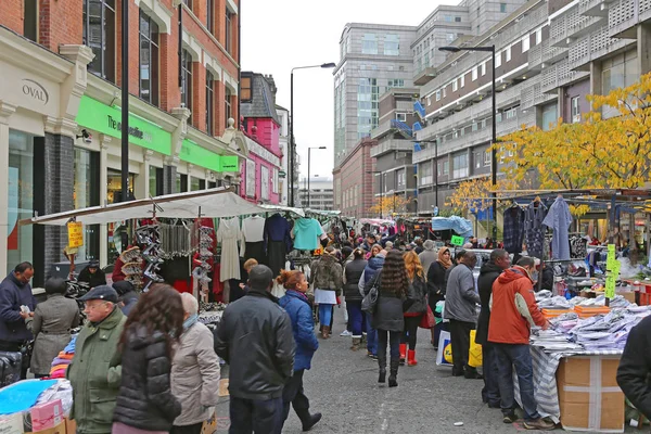 英国伦敦 2013年11月24日 周日在英国伦敦举行的带有服装的佩蒂科特巷市场的购物者 — 图库照片