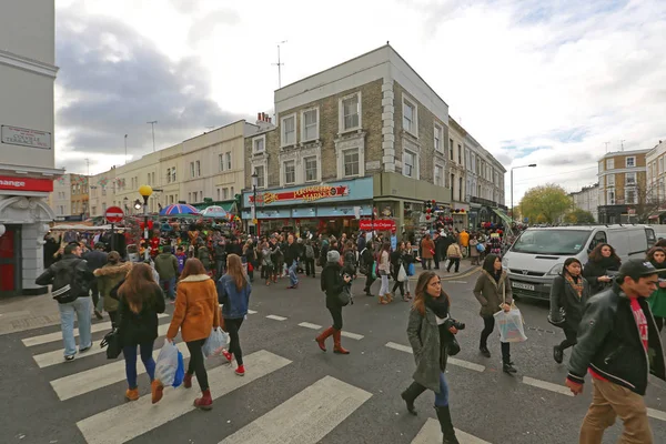 土曜日に買い物客と観光客で混雑しているロンドン 英国でロンドン イギリス 2013 ポートベロー ロード市場 — ストック写真