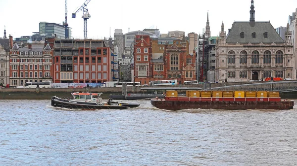 ロンドン イギリス 2013 ロンドン イギリスのテムズ川にタグボートで曳航コンテナー船 — ストック写真