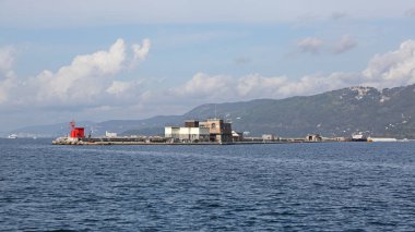 Restoran ve dalgakıran Molo Foraneo Trieste limanda deniz feneri