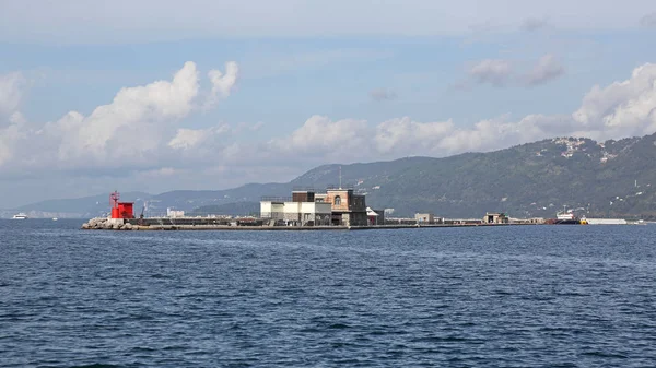 Restoran Dalgakıran Molo Foraneo Trieste Limanda Deniz Feneri — Stok fotoğraf