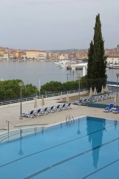 Eau Calme Bleue Dans Piscine Extérieure — Photo