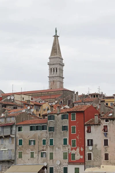 Templomtorony Színes Házak Rovinj Horvátország — Stock Fotó