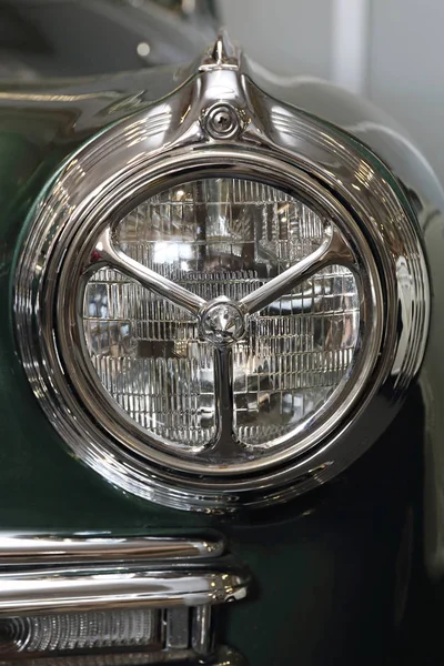 丸いヘッドライト旧型車でクロム保護 — ストック写真