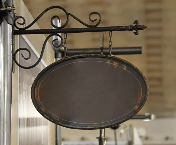 ビンテージ スタイル茶色の錆金属吊り看板 — ストック写真