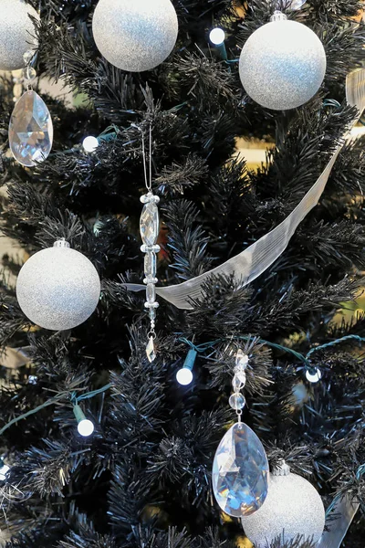 Μαύρο Χριστουγεννιάτικο Δέντρο Ασημένια Μπομπίνες Και Κρυστάλλινα Διακοσμητικά — Φωτογραφία Αρχείου