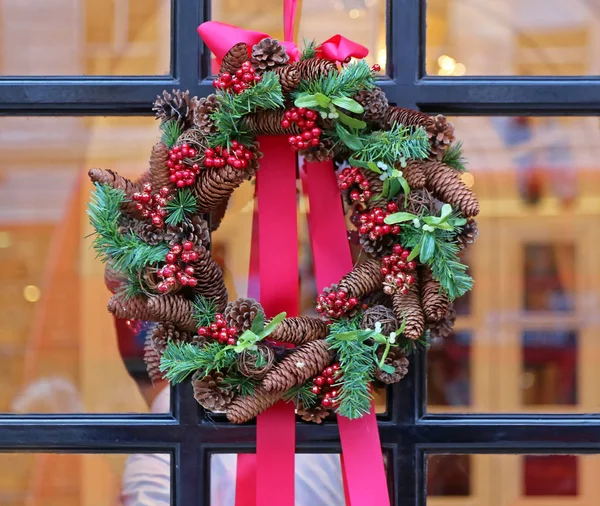 Weihnachtskranz Mit Tannenzapfen Dekoration Fenster Für Den Feiertag — Stockfoto