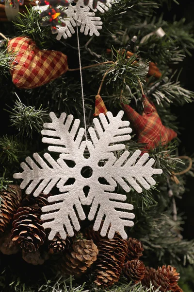 Λευκή Νιφάδα Χιονιού Κρυστάλλινη Διακόσμηση Στο Χριστουγεννιάτικο Δέντρο — Φωτογραφία Αρχείου