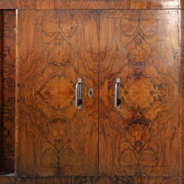 古色古香的木单板在旧柜家具 — 图库照片