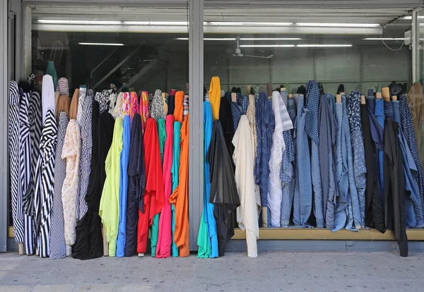 Renkli Kumaş Tekstil Malzeme Dükkanı Rulo — Stok fotoğraf