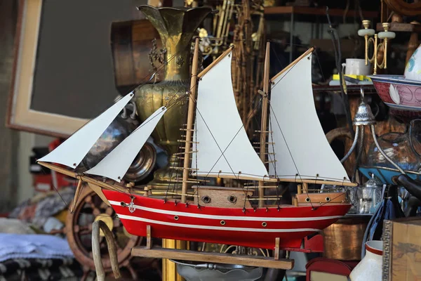 Altes Hölzernes Segelschiff Modell Auf Flohmarkt — Stockfoto