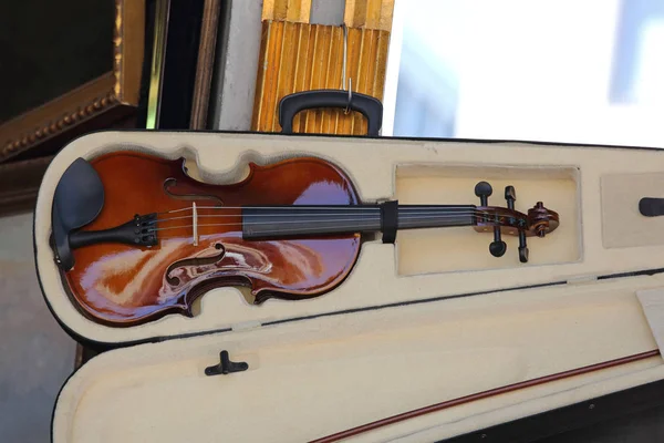 跳蚤市场案例中使用的小提琴 — 图库照片