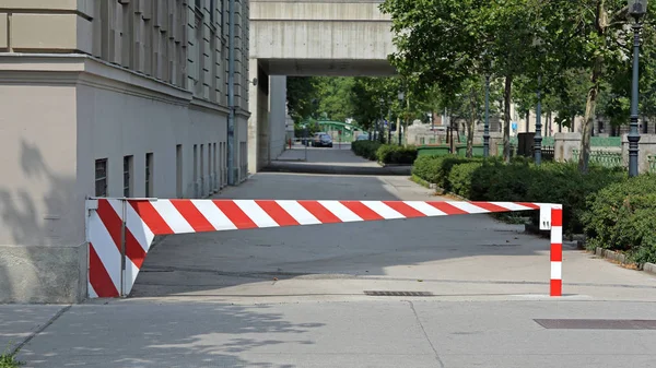 Czerwone Białe Parking Barierę Rampa Wiedniu — Zdjęcie stockowe