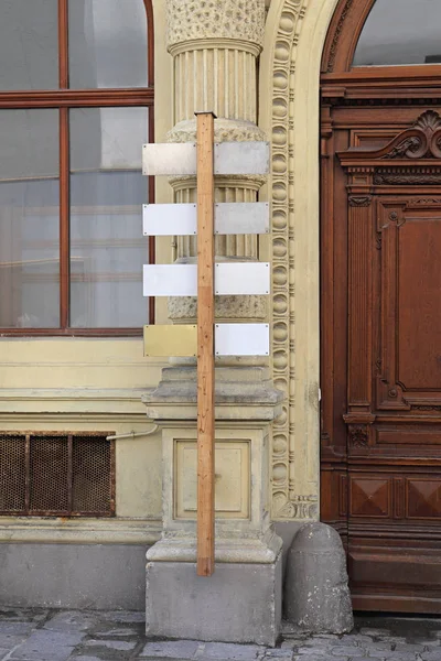 Hölzerner Schildermast Vor Einem Gebäude Wien — Stockfoto