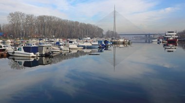 Belgrade, Sırbistan - 19 Aralık 2014: Tekneler yat limanında Ada Ciganlija River Sava Belgrad, Sırbistan.
