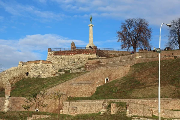 Belgrade, Sırbistan - 19 Aralık 2014: Belgrad, Sırbistan için kale Kalemegdan, Victor ayağı anıt.
