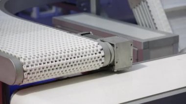 Fabrika içinde dönen boş Plastik konveyör bant