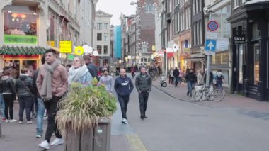Amsterdam, Hollanda - 18 Mayıs 2018: Bisikletçiler ve turistler önünde Coffeeshop Red Light District Amsterdam, Hollanda, kalabalık.