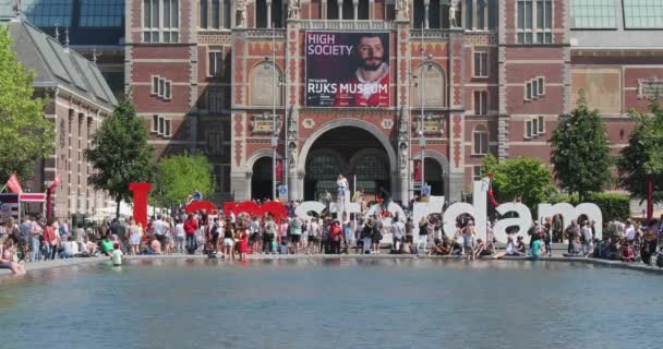 荷兰阿姆斯特丹 2018年5月15日 在大标志的游客人群我是阿姆斯特丹之间的池塘水和国立博物馆在荷兰阿姆斯特丹 — 图库视频影像