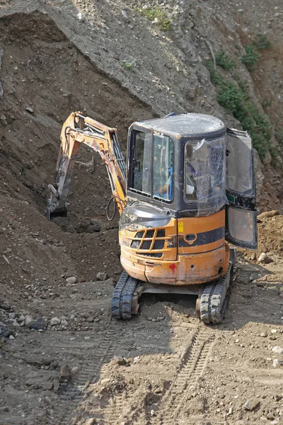 Mini Excavadora Excavando Tierra Sitio Construcción —  Fotos de Stock
