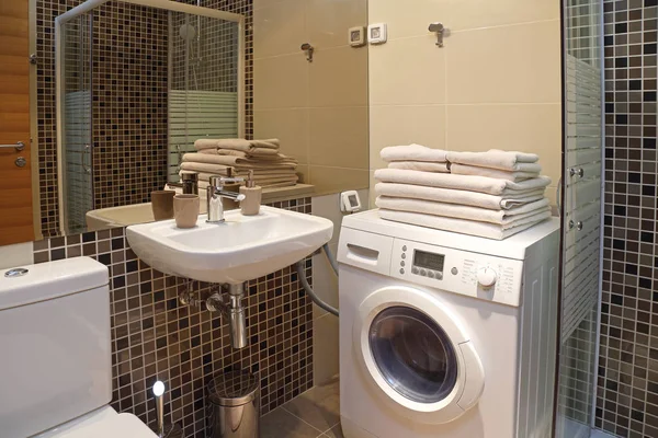 Banheiro Contemporâneo Com Toalhas Máquina Lavar Roupa — Fotografia de Stock